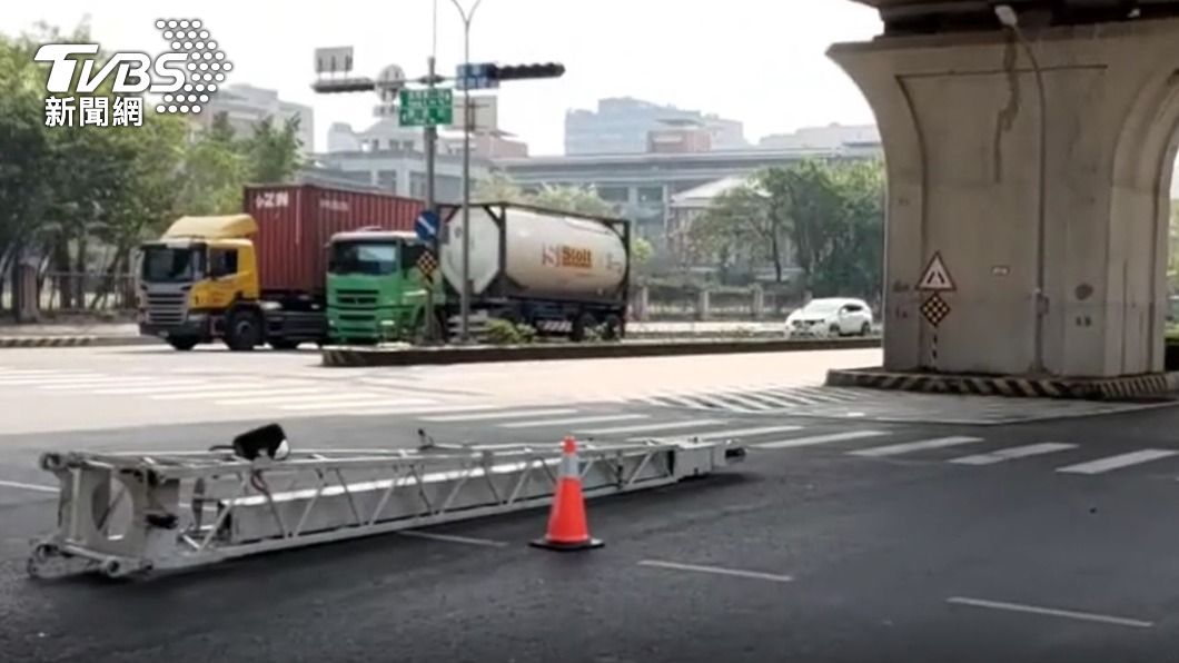 吊臂倒在路中。(圖/TVBS)