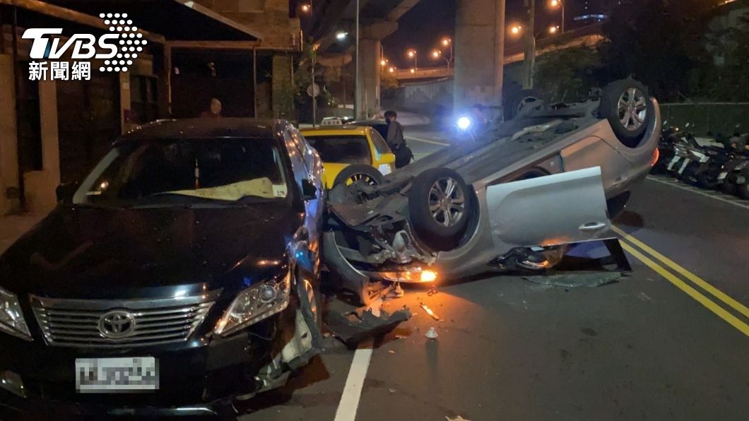 開車開到打瞌睡!26歲男自撞路邊2車 四輪朝天翻覆