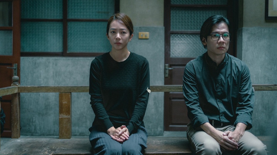 《頭七》高宇蓁(左)和飾演入老公的舒偉傑一起住在娘家老宅。(圖/皮諾丘電影提供)