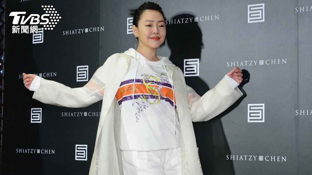 小S怨帝寶廚房「擠不下2人」　照片曝網嚇傻：未免太小