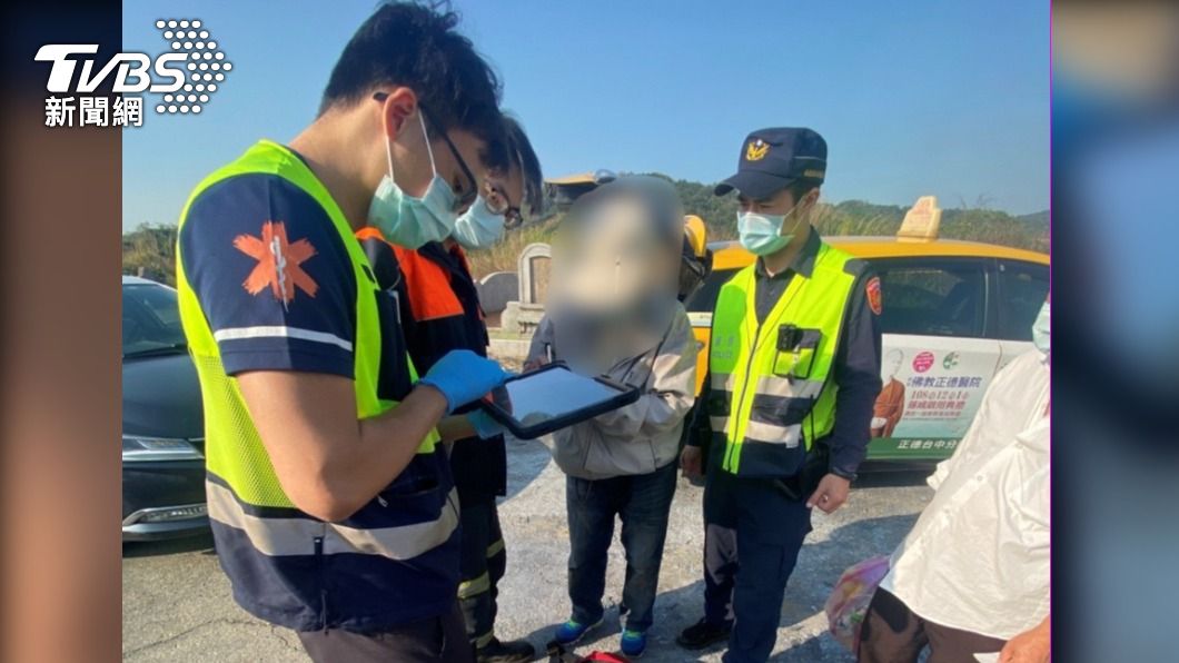 8旬翁掃墓不慎跌倒 計程車司機機警報警助脫困