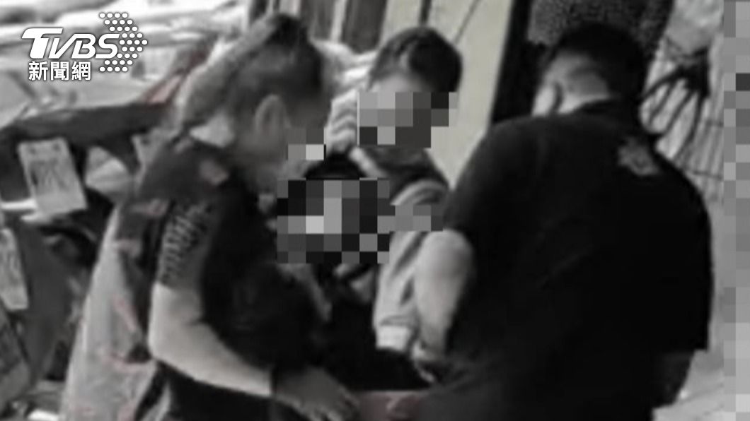 左一兇嫌的媽媽（左一）、傷者的妹妹（左二）、兇嫌（黑衣男）（圖／TVBS）