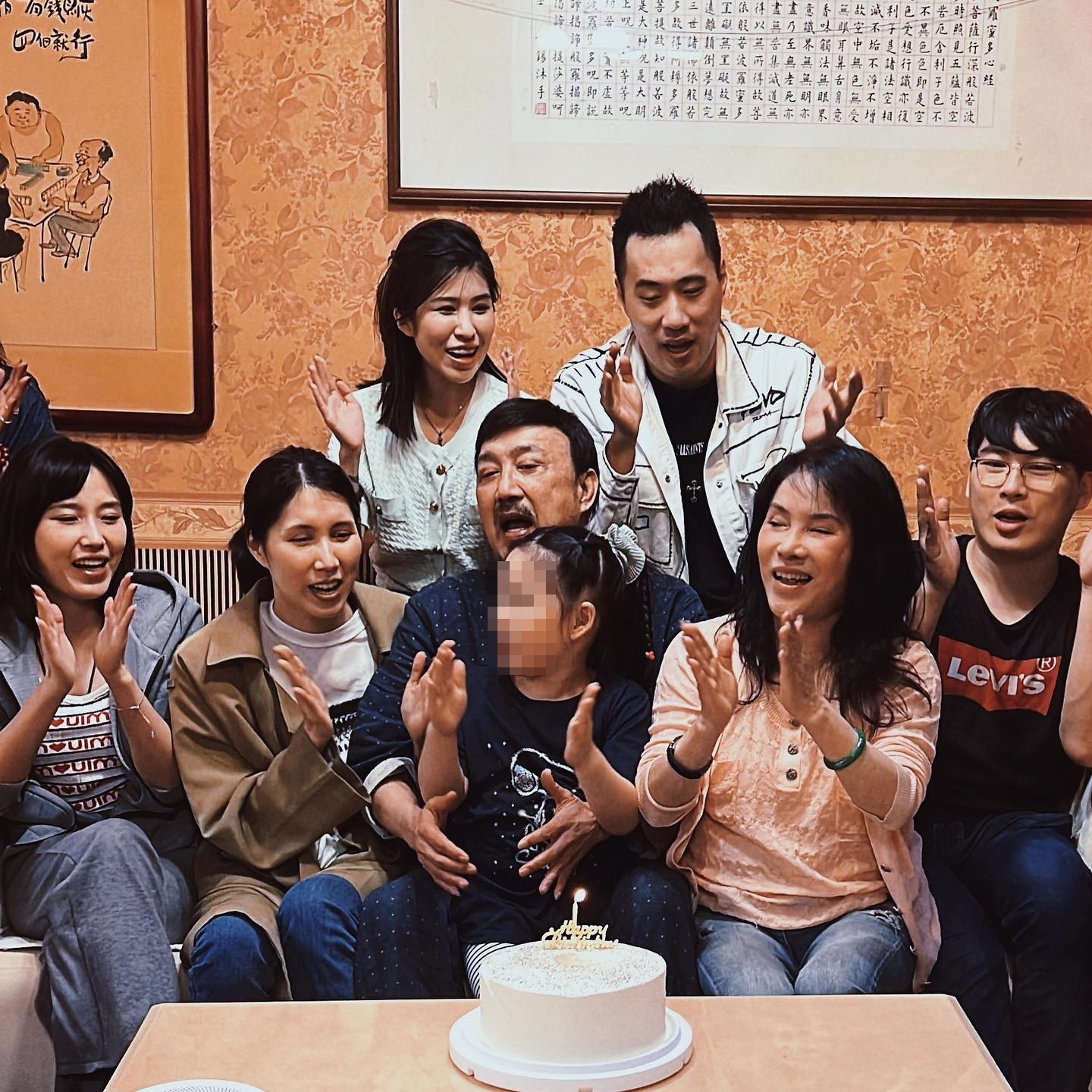 全家人一起替李亞萍慶生吹蠟燭。（圖／翻攝自余祥銓臉書）