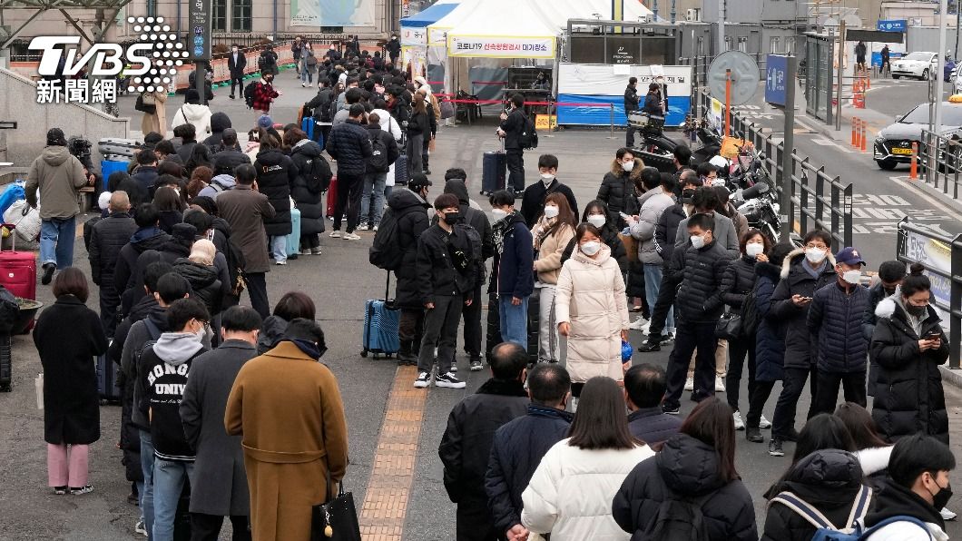南韓民眾排隊等待進行篩檢。(圖/達志影像美聯社)