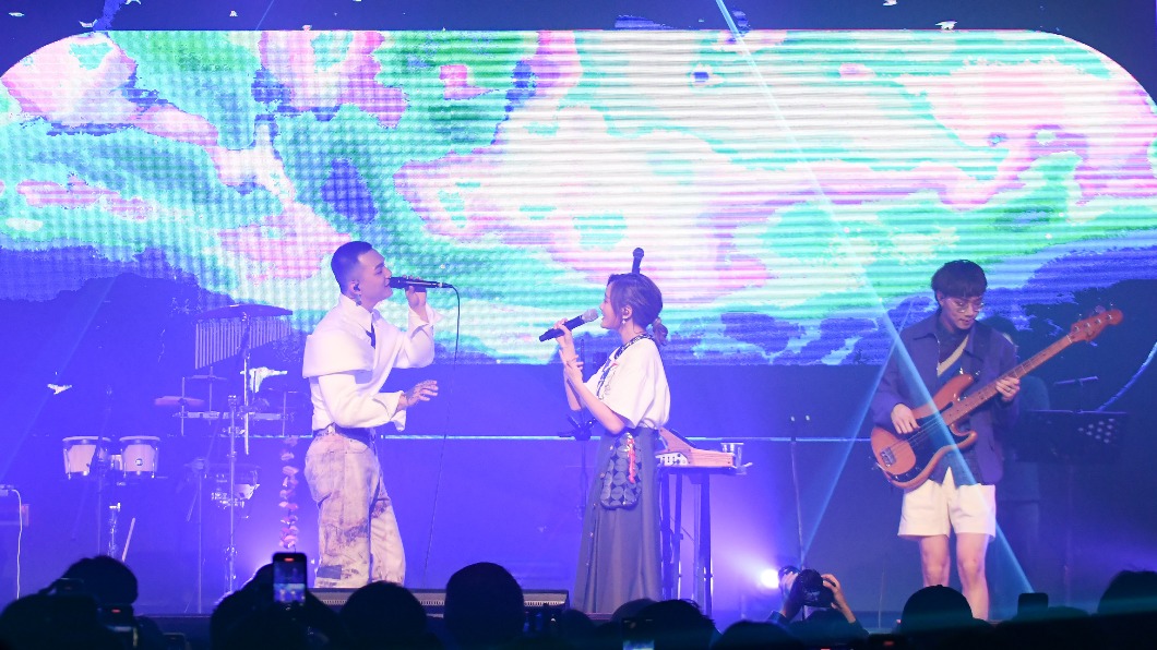 王淨(中)一現身立馬引起暴動。(圖/相信音樂提供)