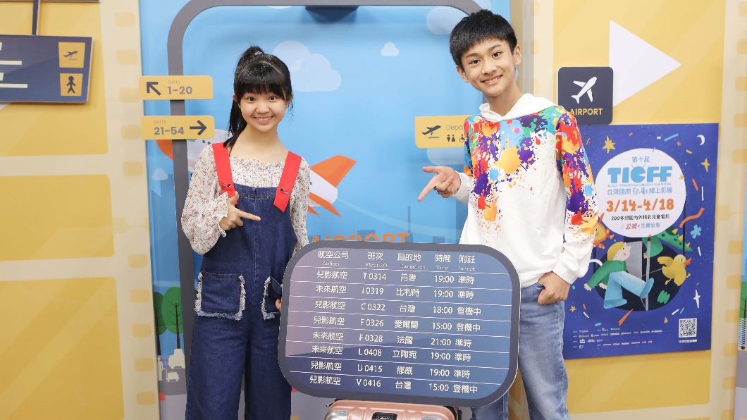 吳以涵（左）、朱宥丞在《俗女養成計畫》中有精彩的演出。（圖／公視提供）