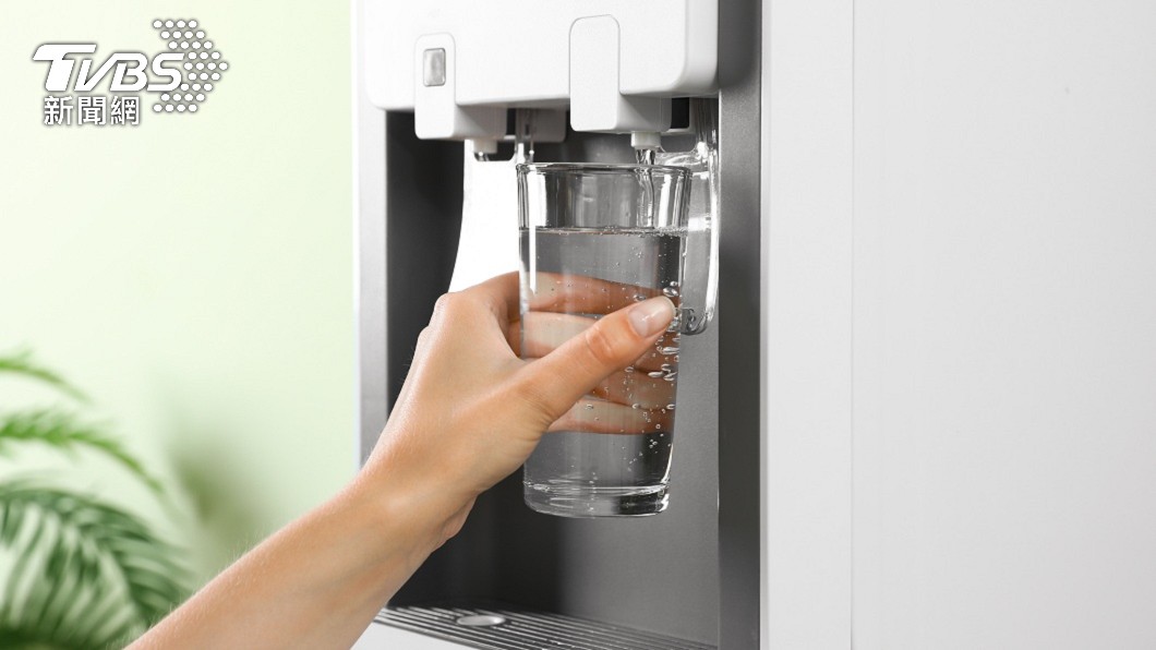 專家建議每1至2小時要飲用一杯水。(示意圖/shutterstock達志影像)