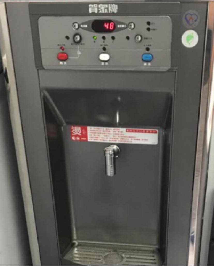 有網友分享遇到恐龍家長提出取消冰水功能和熱水降溫的要求。(圖/翻攝自爆怨公社)