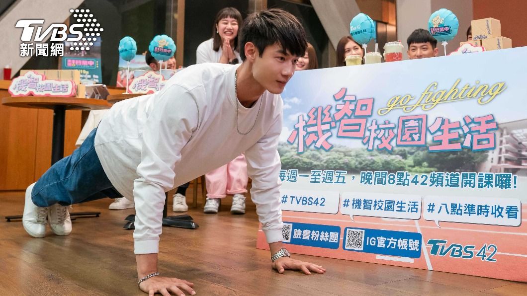 黃柏峰英雄救美,代替李星鏴完成伏地挺身的處罰。(圖/TVBS)