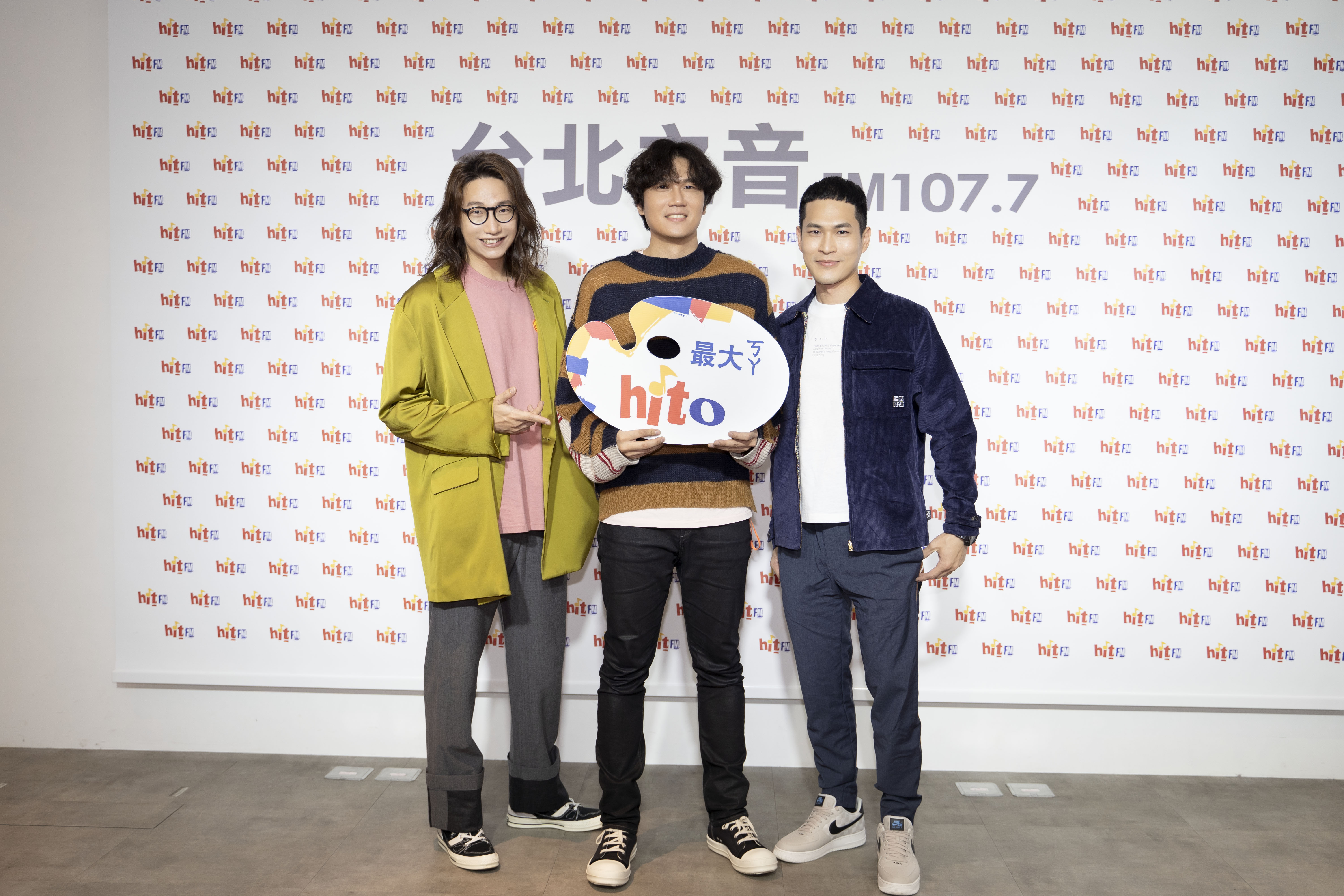 宇宙人主唱小玉（中）、貝斯手方Q（左）、吉他手阿奎（右）出席hito最大ㄎㄚ記者會通告。（圖／Hit Fm聯播網提供）