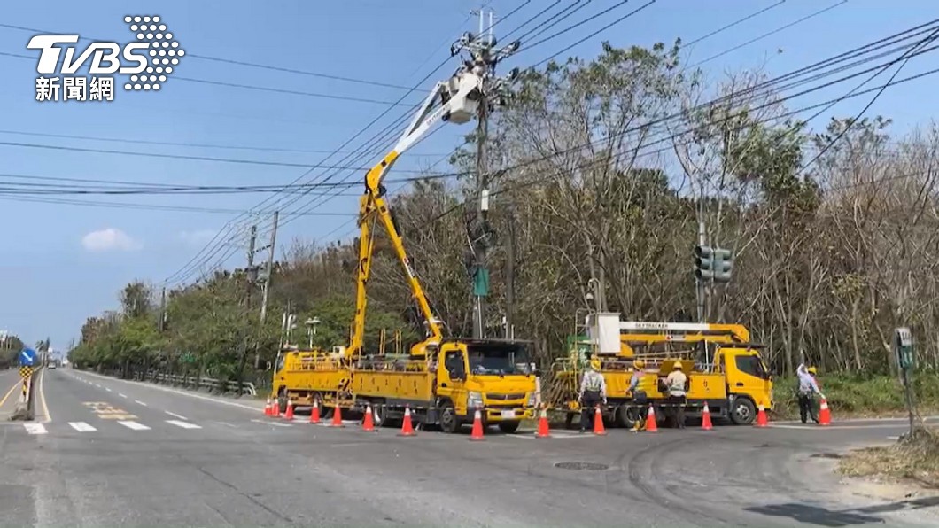 其中高雄停電原因是一隻鳥不慎碰觸到絕緣礙子,碰觸帶電設備造成礙子破裂停電。(圖/TVBS)