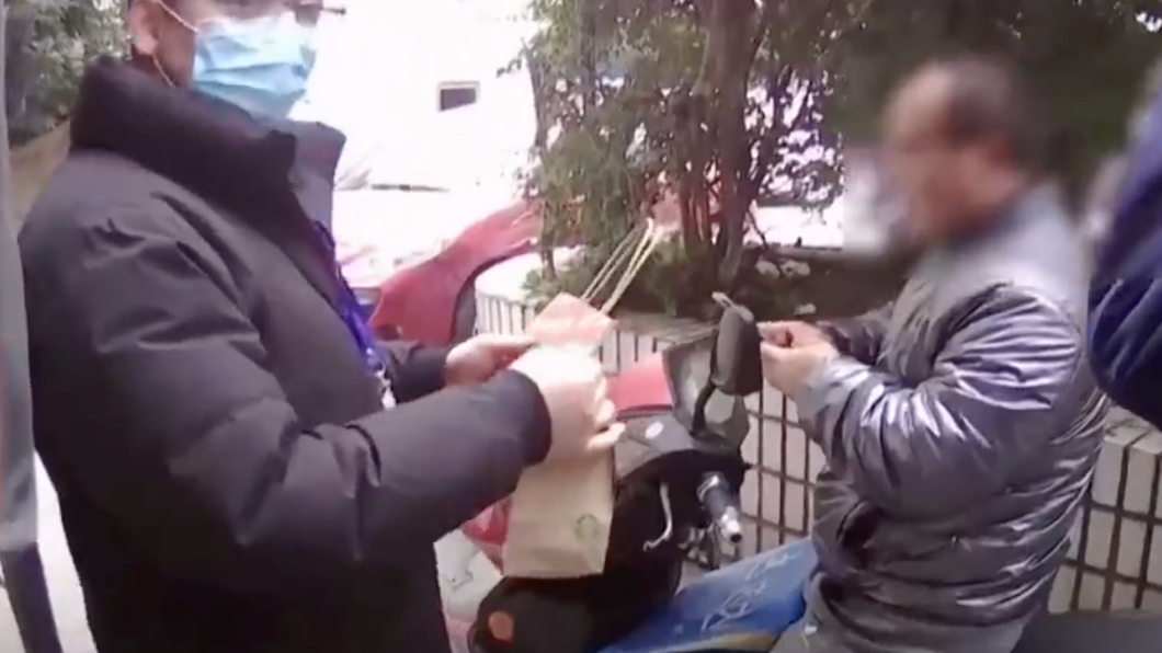 執法人員當場遇上正要出門外送的孔男。(圖/翻攝自微博)