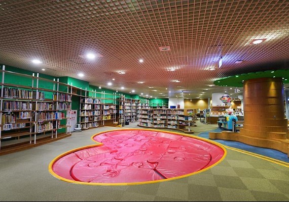 高雄市立圖書館總館曾被LAROC選為10大非去不可的圖書館冠軍。(圖/翻攝自高雄市立圖書館總館)