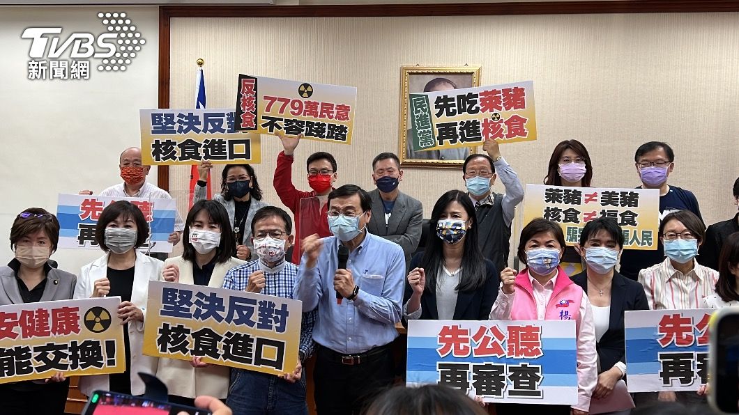 藍委霸占主席台。(圖/TVBS)