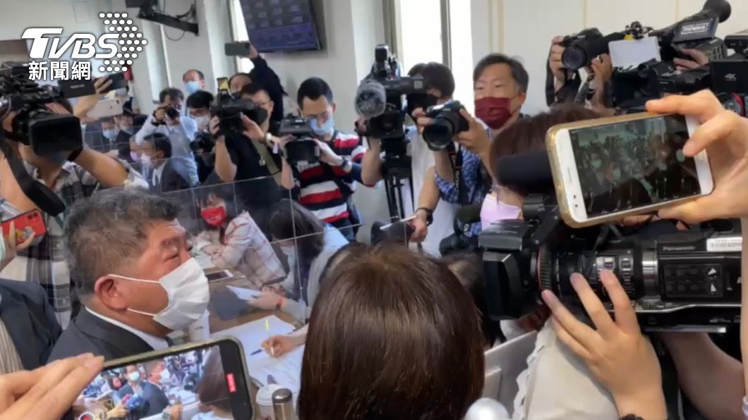 遭藍委包圍嗆「疫情死八百多人」 陳時中起身怒槓:麥牽拖