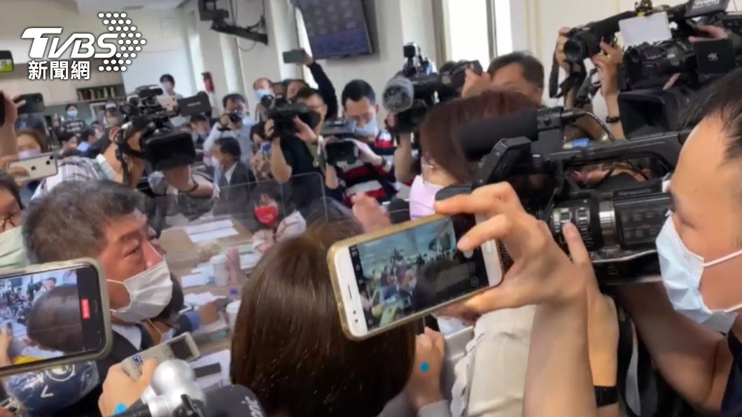 陳時中遭藍委包圍。(圖/TVBS)