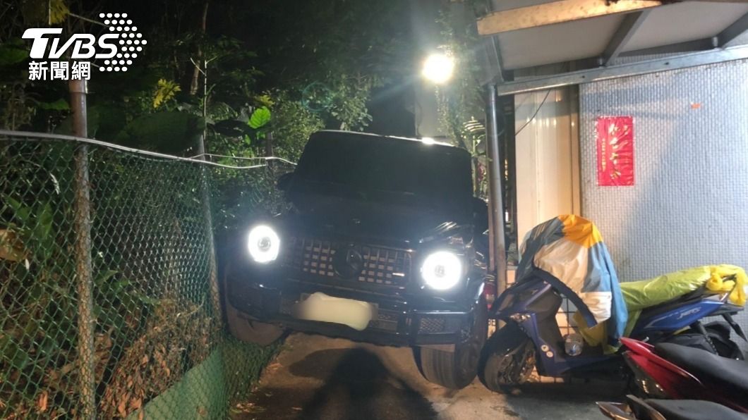 車體一邊傾斜翹起。(圖/TVBS)