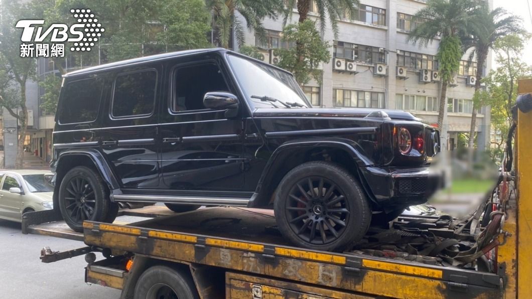 賓士車直到早上才被拖走。(圖/TVBS)