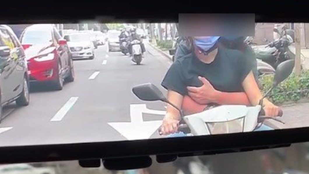 抓好了!機車男女放閃 手放胸口「不斷搓揉」萬人全看傻