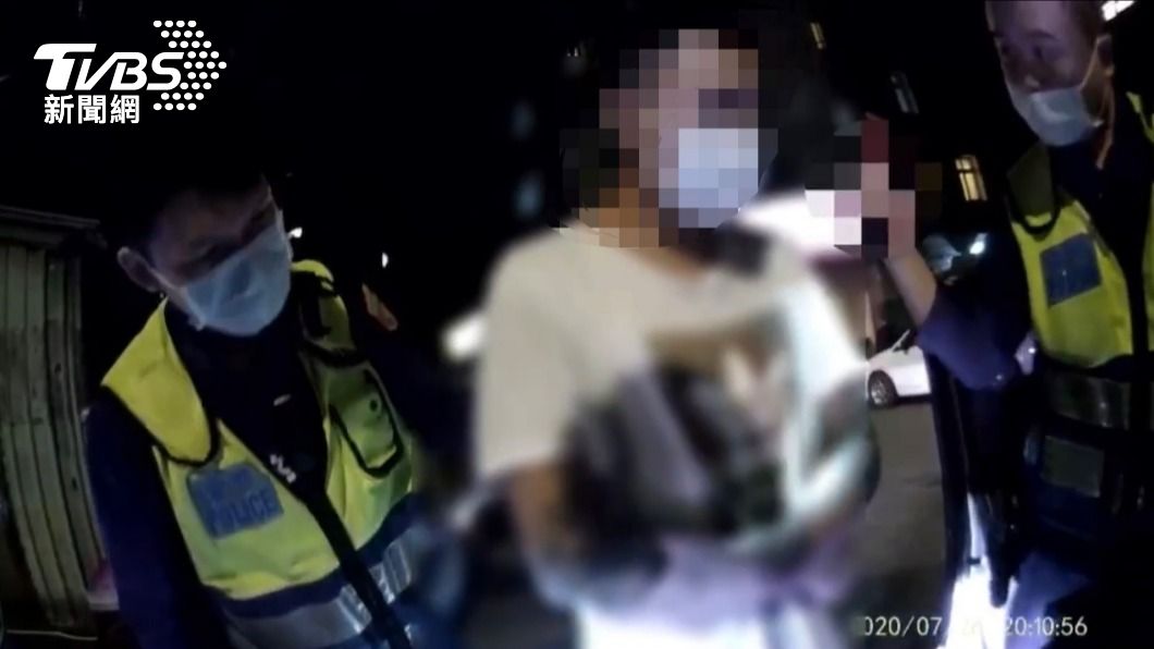 車藏近百包毒品！違停男遭警攔查　「渾身發抖還恍神」