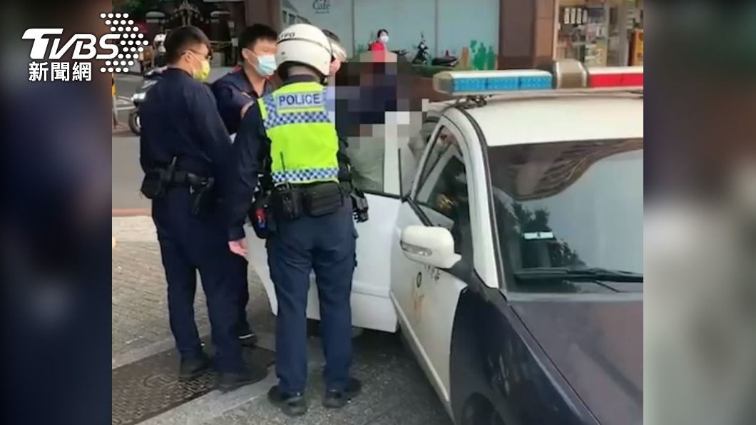 逃逸移工被警方帶回。（圖／TVBS）