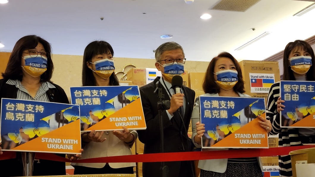 民進黨立委羅美玲今(16日)邀請11名同黨立委於立法院舉行「捐贈烏克蘭生活物資」記者會。(圖/羅美玲辦公室提供)
