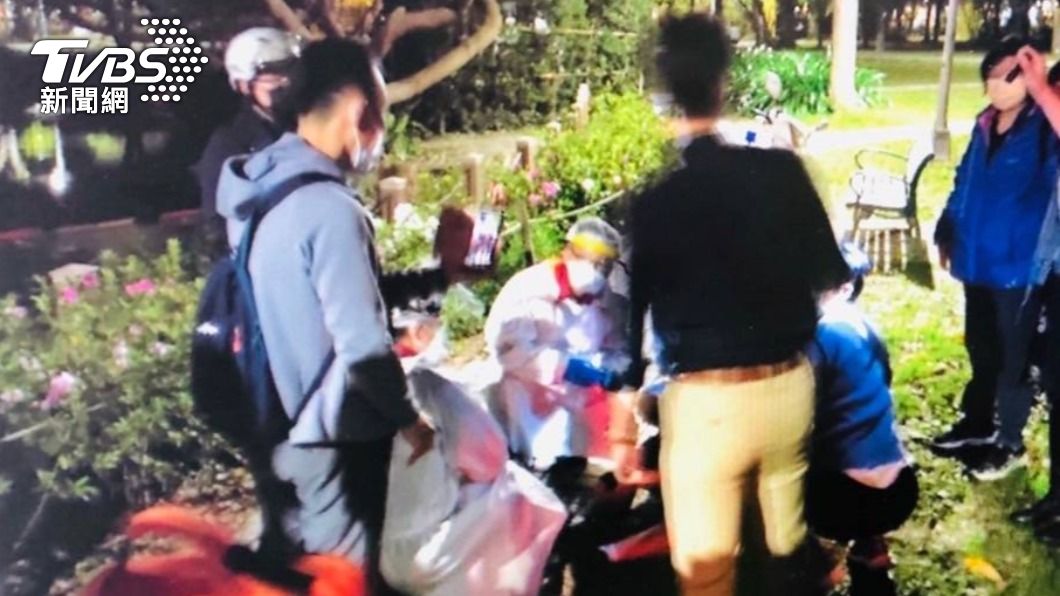 救護人員到場將老翁送醫。(圖/TVBS)