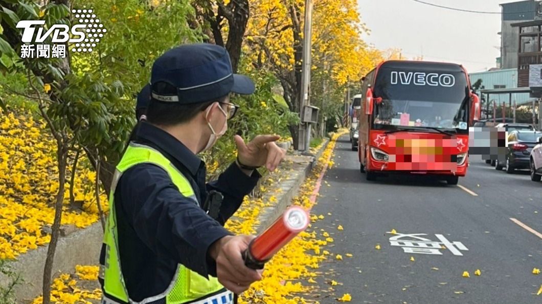 員警疏導行經的車輛。（圖／TVBS）