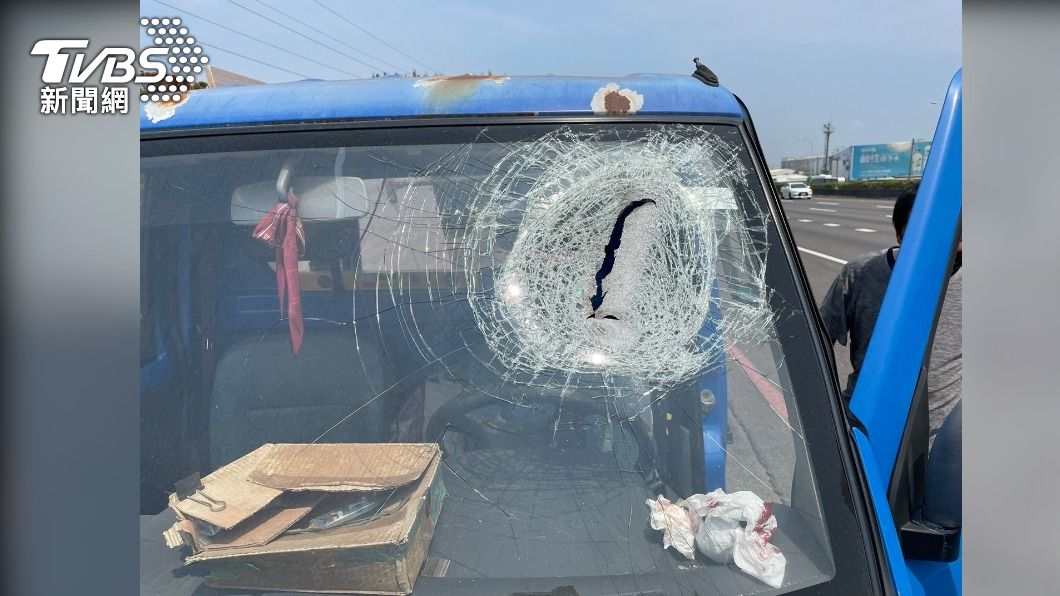 國道橫禍!小貨車天外飛來棒狀物 砸穿前擋、頭破送醫