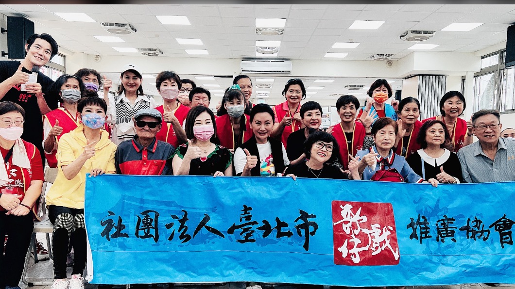 陳亞蘭（圖中）長期關注公益，號召藝人朋友送暖。（圖／欣湉國際提供）