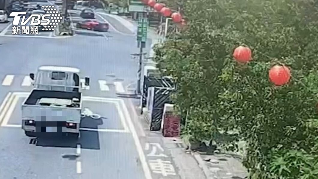 法拉利疑似是因為轉彎速度太快而失控。(圖/TVBS)