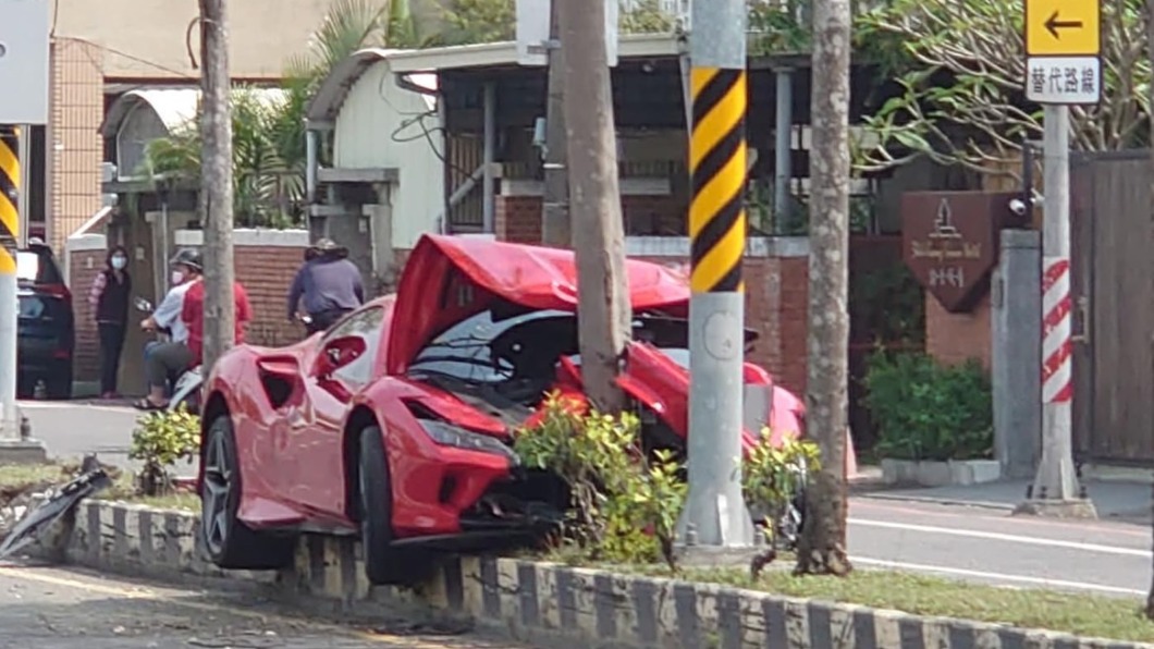 路樹插近法拉利的車頭。(圖/翻攝自爆廢公社公開版)