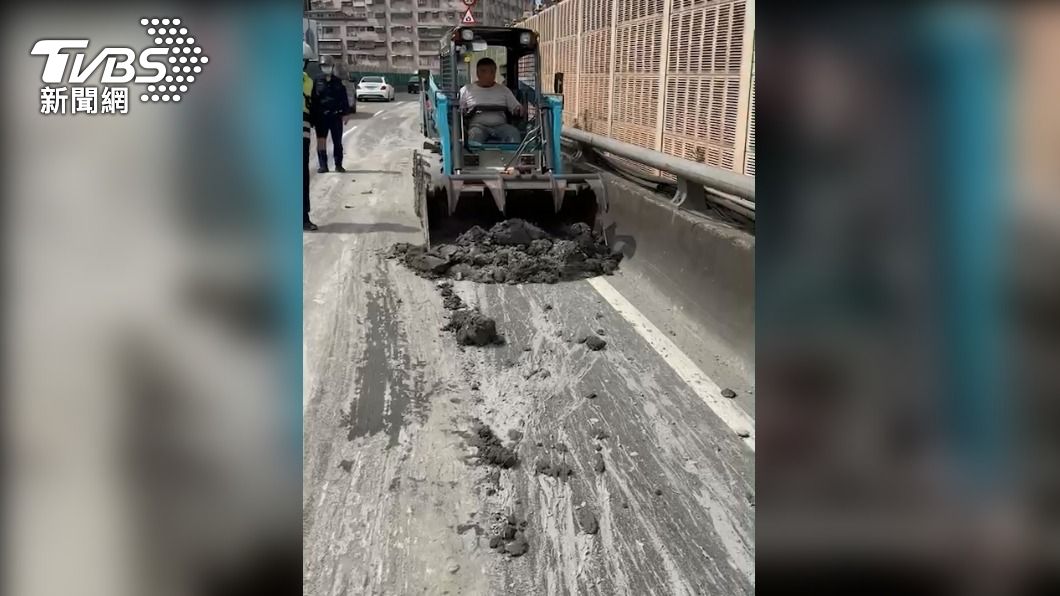 道路上滿是泥漿廢土。(圖/TVBS)