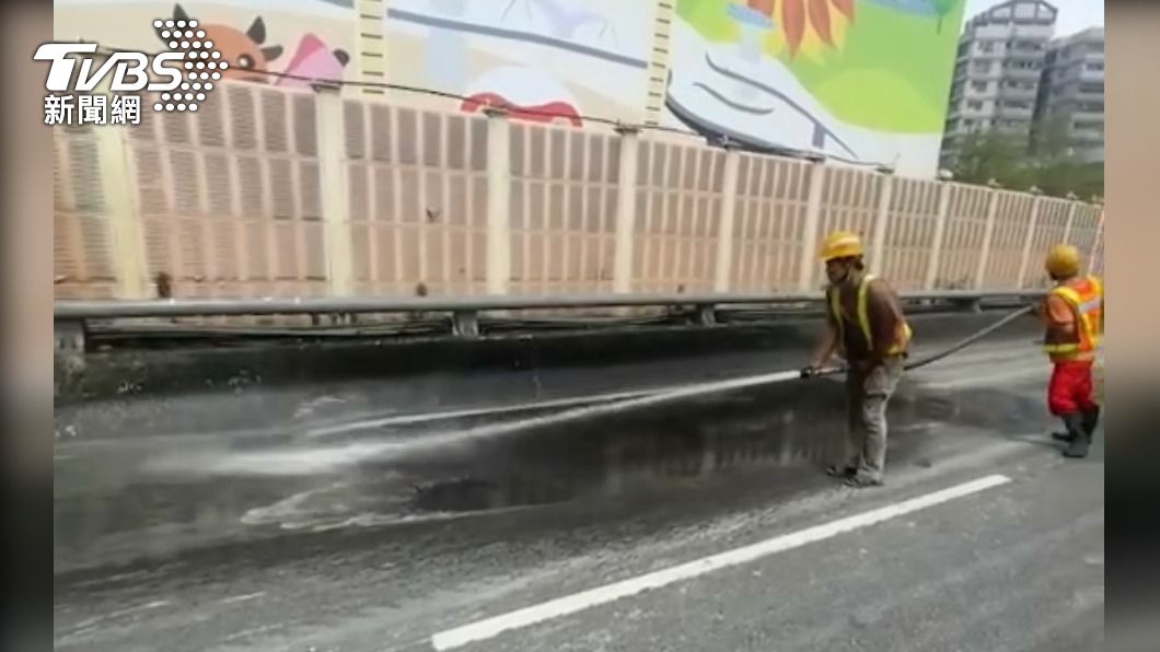 養工處人員及清潔隊人員到場清理路面。(圖/TVBS)