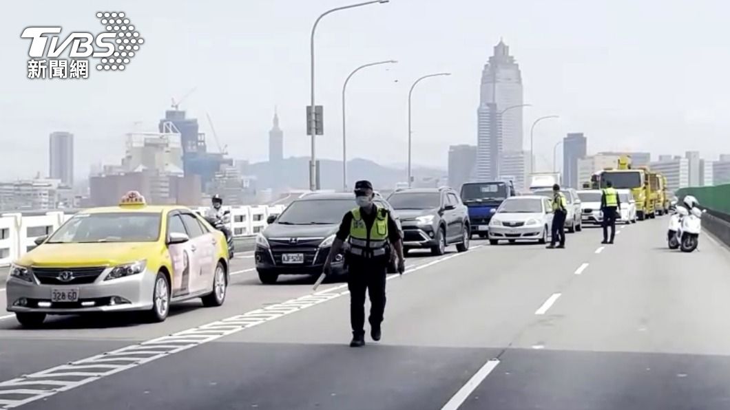 滲漏事故造成塞車,轄區警方進行交通管制。(圖/TVBS)
