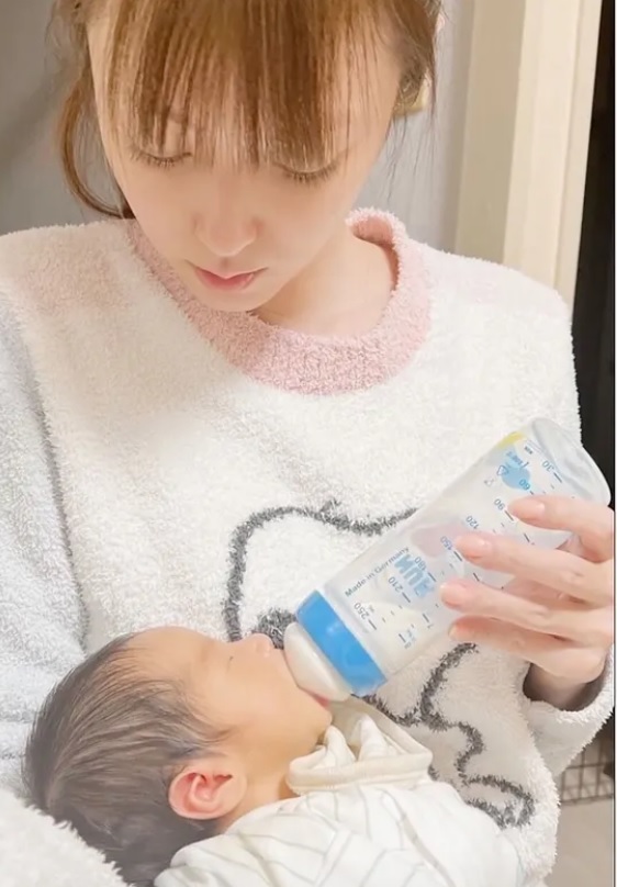 深田恭子曬出幫嬰兒餵奶的照片。(圖/翻攝自深田恭子IG)