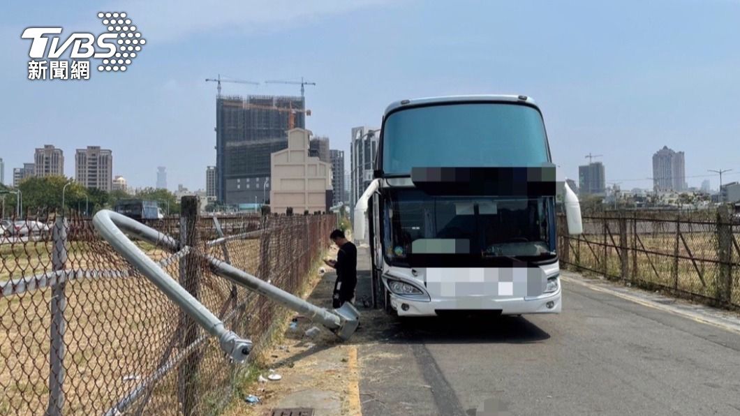 閃對向小貨車!遊覽車連根撞斷路燈 司機恐賠錢