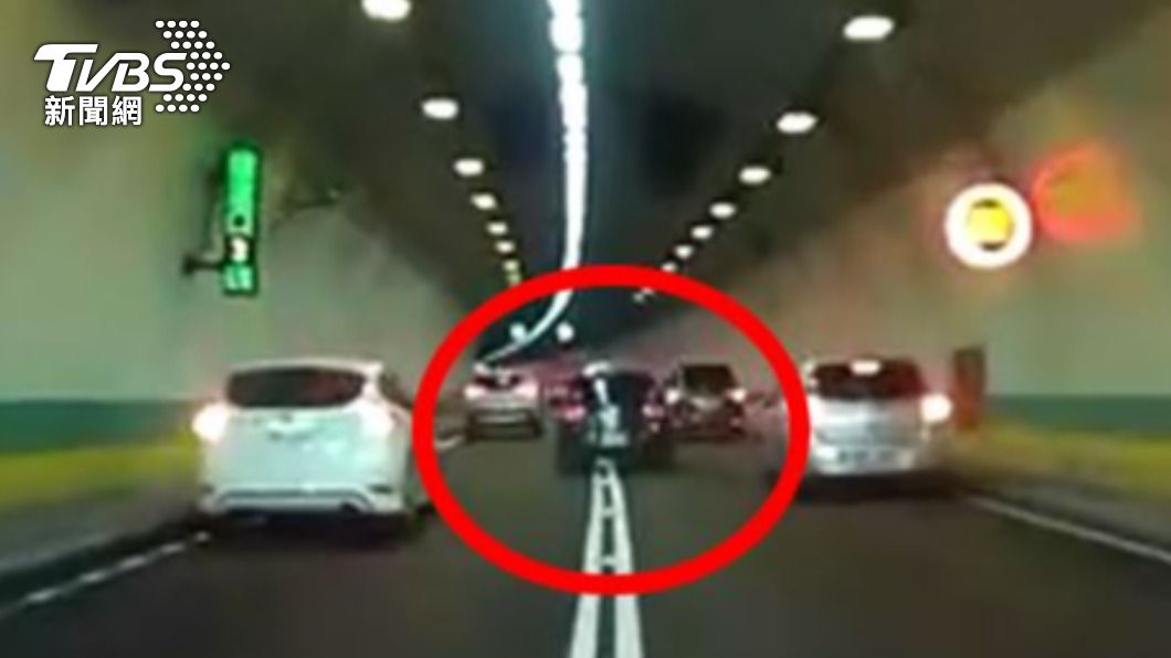 「玩命」關頭!駕駛國道路肩怕警罰 跨雙白線、隧道狂飆