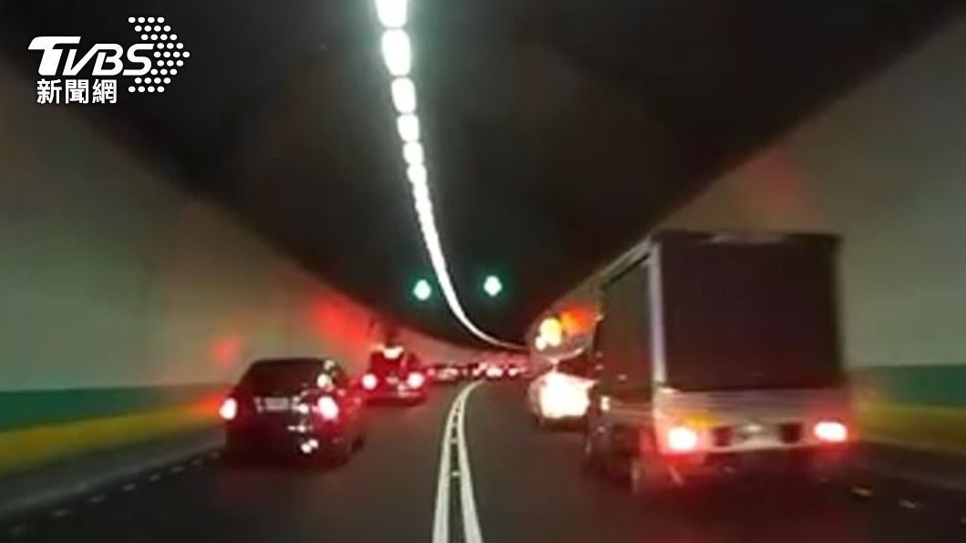 黑色轎車混入車陣中逃離現場。(圖/TVBS)