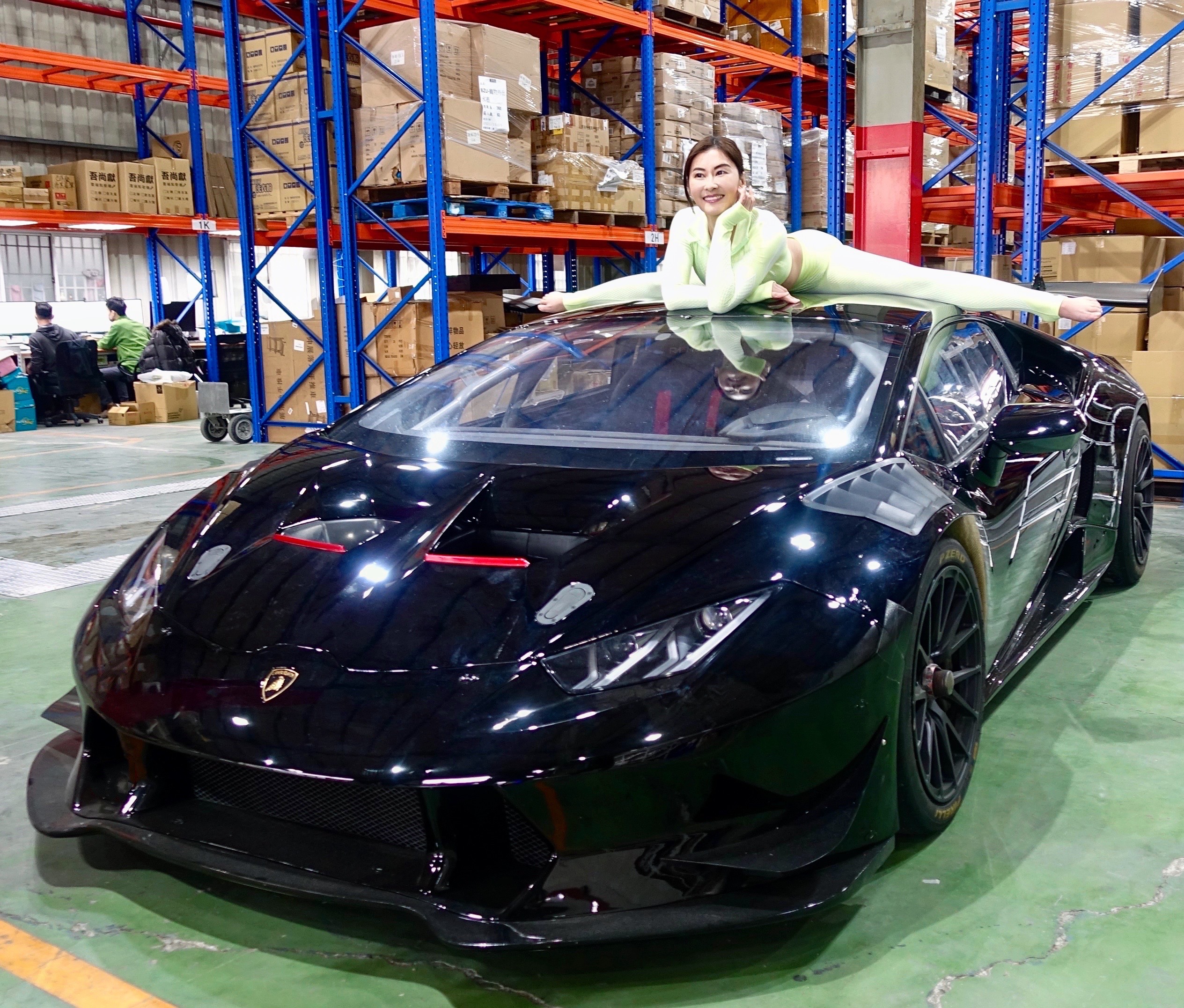 夏米雅「香車配美人」，在藍寶堅尼車頂上演劈腿絕活。（圖／固力狗娛樂提供）