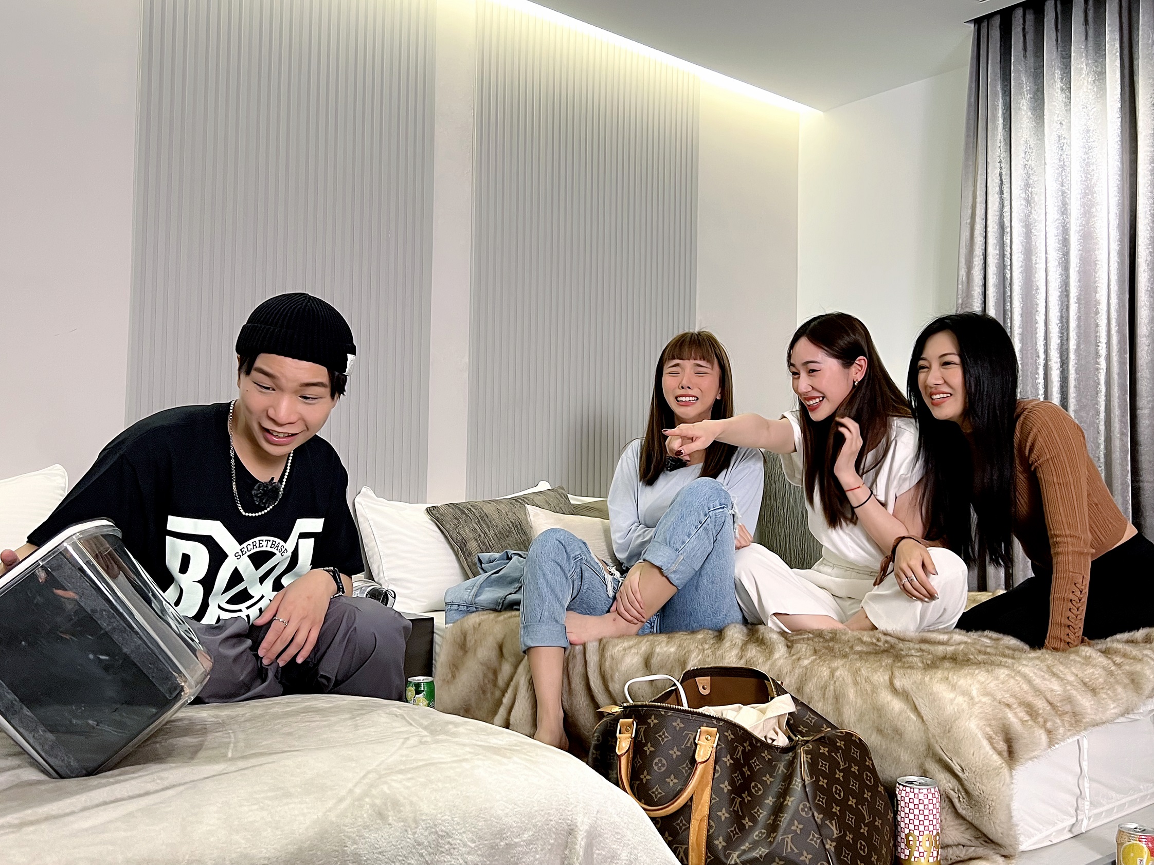 派翠克（左）將手伸進去有上百支麵包蟲的恐怖箱，一旁的Mia則被嚇到哭出來。（圖／東森提供）