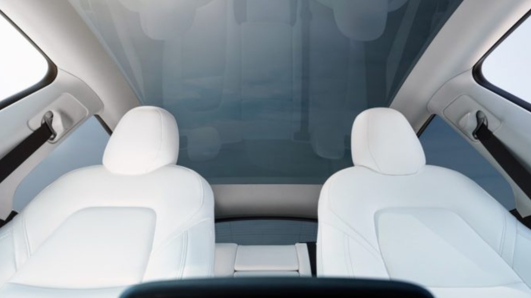 Model Y都標配全景玻璃車頂。(圖/翻攝自Tesla)