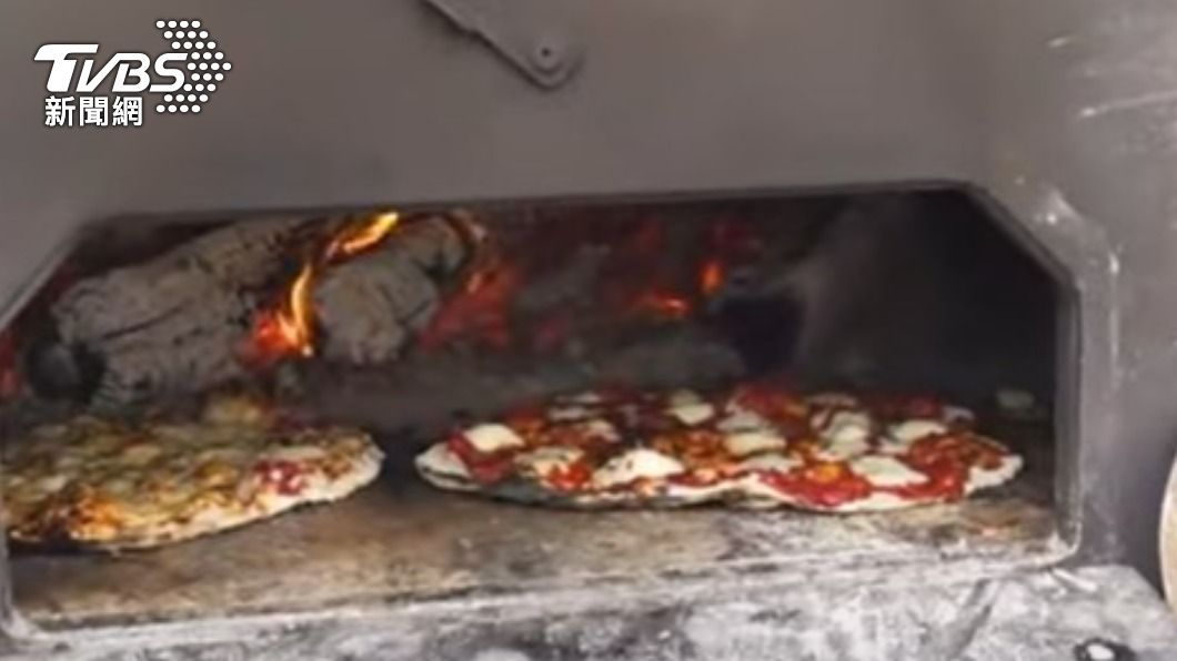 蘇格蘭志工現場烤Pizza送暖。（圖／TVBS）