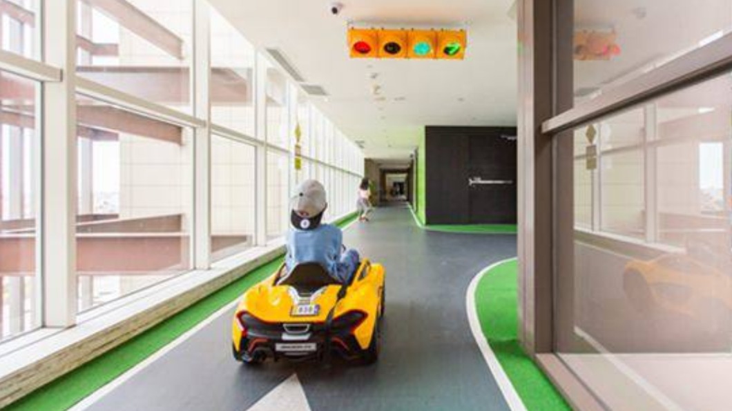 整層樓都是賽車跑道。（圖／小佳的幻想世界提供）  