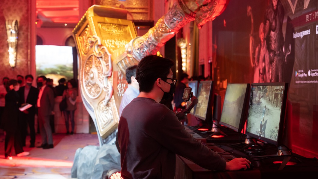 活動遊戲試玩區，鬼鬼今也下場進行比賽。（圖／《奧丁‧神叛》提供）
