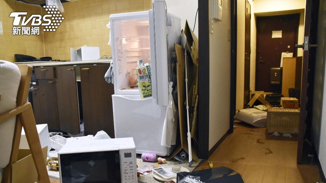 強烈搖晃造成當地居民家中物品四處散落。（圖／達志影像路透社）