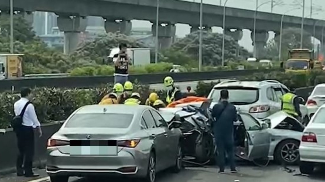 快訊／國1台中段5車連環撞　6人送醫急救、現場回堵塞車