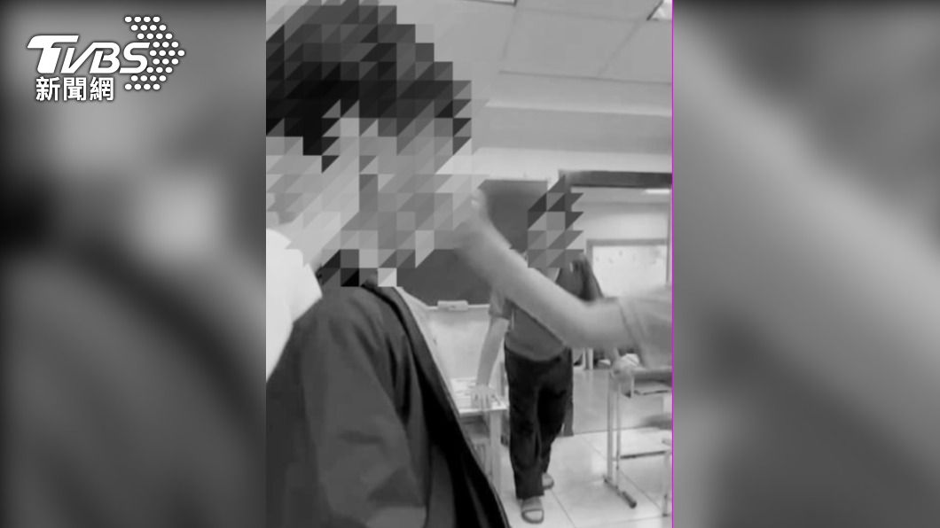 補習班老師全程在旁觀看，還要求另名學童用手機錄影。（圖、經變色處理／TVBS）