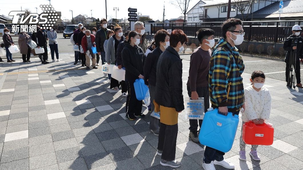 各地出現斷水情形,民眾排隊提水桶接水。(圖/達志影像美聯社)