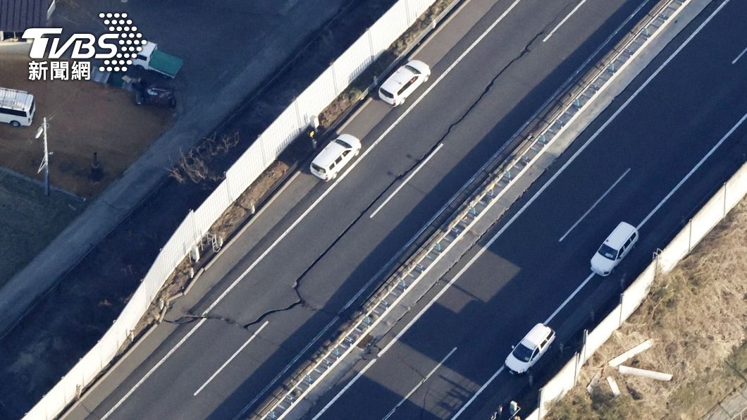 高速道路出現數十公尺的裂痕。(圖/達志影像路透社)